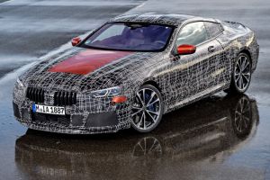 Versenypályán edz a világpremierre a BMW 8-as kupé